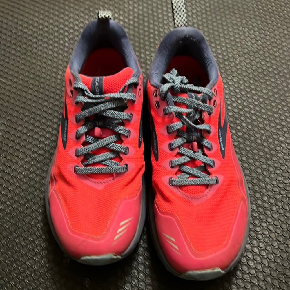 Brooks girls cascadia 16 size 6Girls